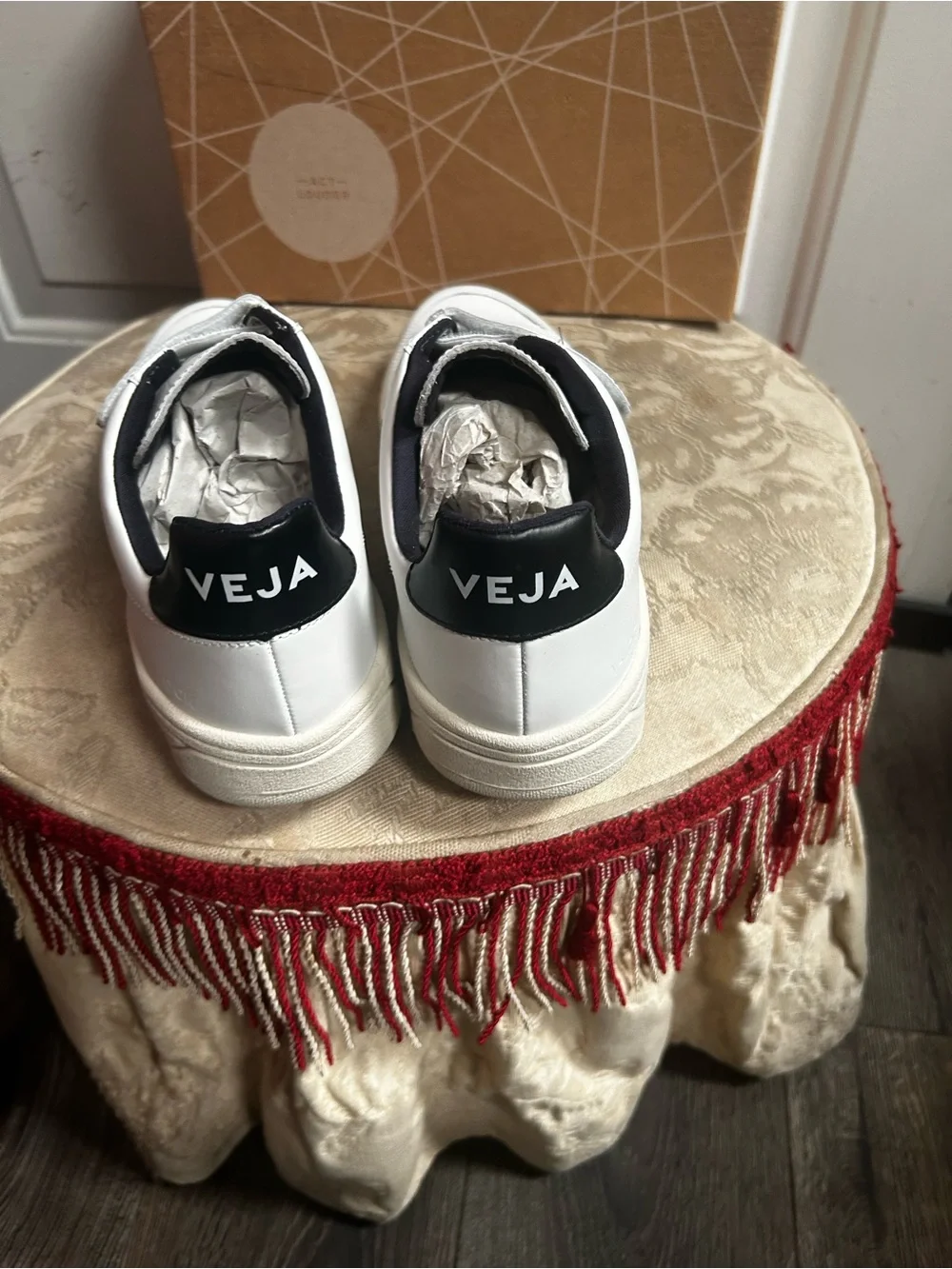 Veja women’s V-Lock White Sneakers with Black Accent - Velcro Closure Sz 9